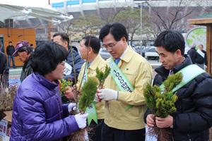 [NSP PHOTO]창원시 유실수 특화마을 조성 나무 나눠주기 행사 열어