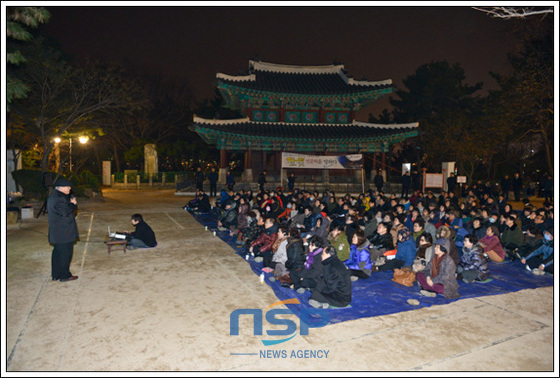 NSP통신-지난 22일 자성대공원에서 달빛, 인문학을 말하다 강연을 하고있다