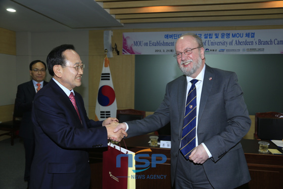 NSP통신-영국 애버딘대학교 분교 유치 업무협약식에서 조유행 하동군수(왼쪽)와 알버트로져 부총장(오른쪽)이 악수를 하고 있다. (하동군 제공)