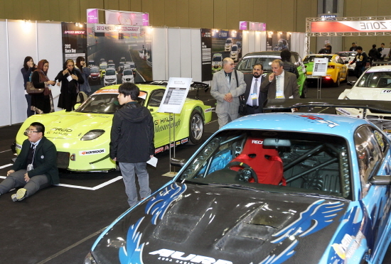 NSP통신-작년에 열린 오토모티브위크 모터스포츠 특별관에서 관람객들이 차량을 살펴보고 있다.
