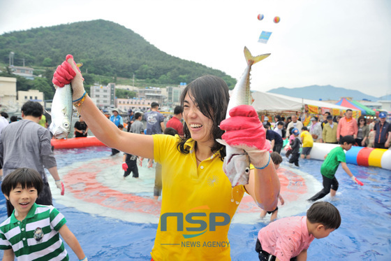 NSP통신-보물섬 미조 멸치축제 참가자가 맨손 고기잡이 체험 행사에 참여해 축제를 즐기고 있다. (남해군 제공)