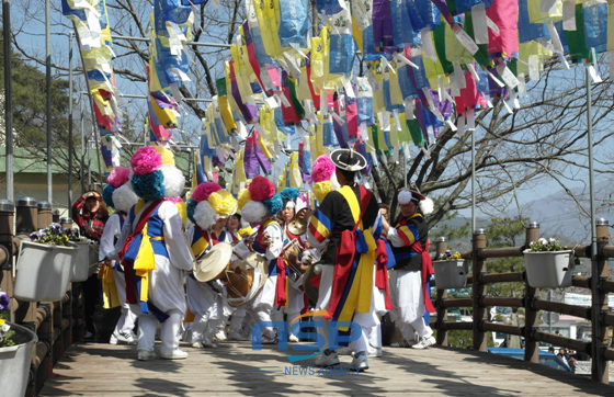 NSP통신-지난해 열린 백운산 벚꽃축제에서 사물놀이를 펼치고 있다. (함양군 제공)