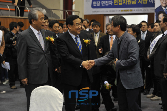 NSP통신-조성제 부산상의 회장(왼쪽)과 김정훈 국회의원(가운데)이 참석한 가운데 관계자와 악수를 하고 있다. (황사훈 기자)