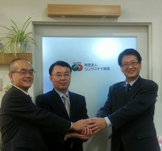 NSP통신-30일 일본에서 진행된 공인식 후 참석자들이 활발한 업무 협력을 다짐하고 있다. 우측부터 일본 롱스테이재단 후루카와 사업부장 에프엘시 박상주 대표 유미노 사무국장. (코비즈 제공)