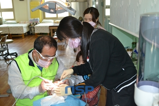 NSP통신-대한치과의사협회 소속 치과의사들이 광주 소화자매원에서 치과의료 봉사를 실시하고 있다.