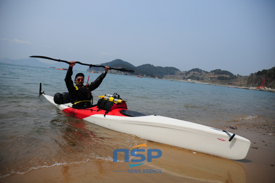 NSP통신-남해카약투어 페스티벌 참가자가 카약체험을 마치고 포즈를 취하고 있다. (남해군 제공)