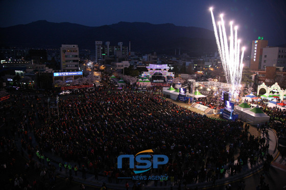 NSP통신-지난달 31일 제51회 진해군항제의 화려한 개막식이 열리고 있다. (창원시 제공)