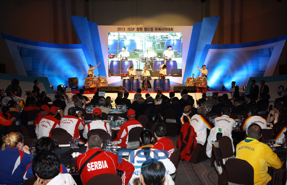 NSP통신-지난 3일 열린 2013 ISSF 창원월드컵국제사격대회 개막을 축하하는 공연이 펼쳐지고 있다. (창원시 제공)