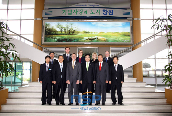 NSP통신-4일 창원시청을 방문한 윌리엄 비숍 시의회 의장(첫째줄 세번째) 일행이 조기호 창원시 제1부시장(첫째줄 네번째) 등 시관계자들과 기념촬영을 하고 있다. (창원시 제공)