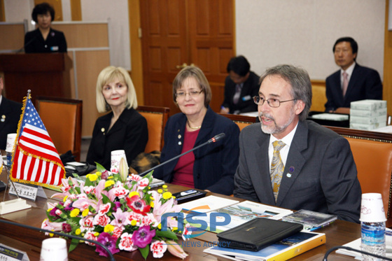 NSP통신-4일 경제관련 부서장과의 간담회에 참석한 윌리엄 비숍 잭슨빌시의회 의장이 발언하고 있다. (창원시 제공)