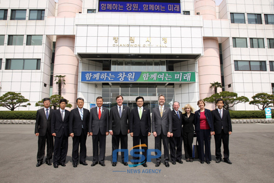 NSP통신-미국 잭슨빌 방문단과 창원시 관계자 단체기념촬영. (창원시 제공)