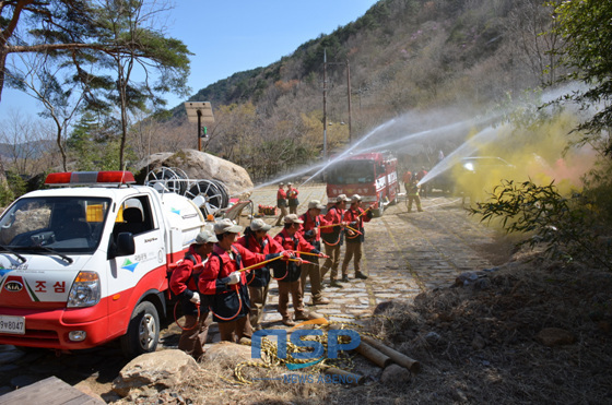 NSP통신-국립공원관리공단 지리산국립공원사무소에서 산불진화 자체 모의훈련을 실시하고 있다. (지리산국립공원사무소 제공)