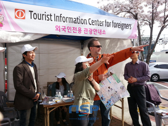 NSP통신-외국어 통역 자원봉사자가 외국인 전용 관광안내소를 찾은 외국인 관광객을 친절히 안내하고 있다. (창원시 제공)