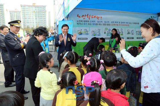 NSP통신-박완수 창원시장이 어린이 안전문화 체험 행사장을 찾은 어린이들을 반기고 있다. (창원시 제공)