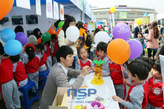 NSP통신-찾아가는 어린이 안전체험교실에서 어린이들이 체험프로그램에 직접 참여하고 있다. (창원시 제공)