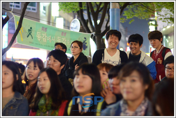 NSP통신-1시간 반가량 진행된 이날 공연은 오가던 시민들의 관람속에 많은 박수와 환호가 쏱아졌다. (최상훈 기자)