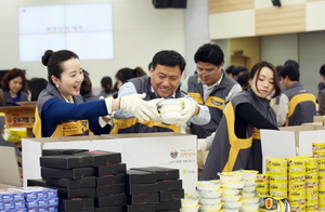 [NSP PHOTO][업계동정]KB국민은행, 소외 계층에게 희망상자 제작 전달