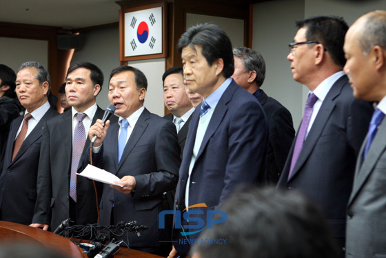 NSP통신-지난 9일 중소기업중앙회에서 개성공단 입주기업 대표단이 긴급대책회의 후 기자회견에서 대표단을 북한에 파견해달라고 요구하고 있다. (중소기업중앙회 제공)