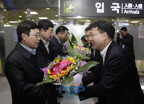 NSP통신-15일 제주국제공항에서 마원 진에어 대표(오른쪽) 등이 참석한 가운데 제주-연길 입국편에 대한 환영행사가 열리고 있다. (진에어 제공)