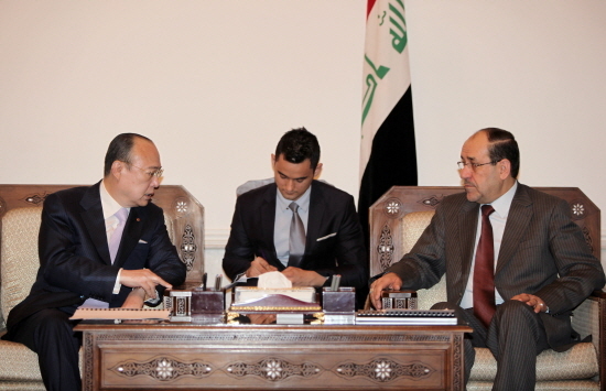 NSP통신-김승연 회장(왼쪽)과 알 말리키 이라크 총리가 이라크 추가 재건사업 협력방안을 논의하고 이다.