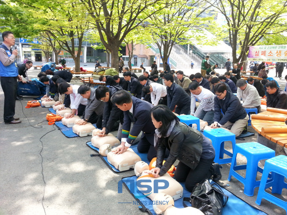 NSP통신-코레일 부산경남본부 열차 승무원과 역무원들이 응급처치 교육을 받고 있다. (코레일 제공)