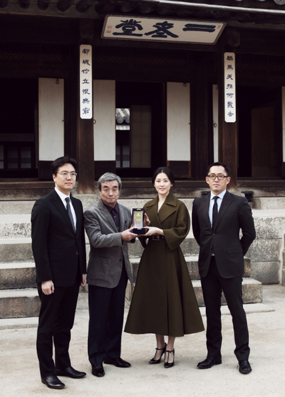 NSP통신-▲한국 문화유산 보전을 위해 재능을 기부한 이영애가 18일 구찌·한국내셔널트러스트의 나의사랑 문화유산 캠페인 발족식에 참석, 한국내셔널트러스트 김원 공동대표로 부터 홍보대사 위촉패를 받고 있다.