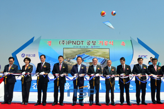 NSP통신-김관용 경북도지사(왼쪽에서 다섯번째)등 관계자들이 참석한 가운데 기공식이 열리고 있다. (경상북도 제공)