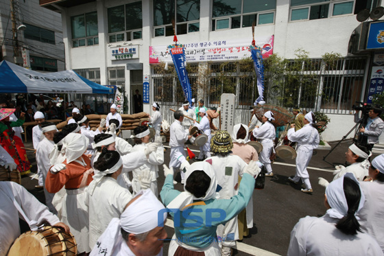 NSP통신-지난해 열린 이유하 군수 기념행사에서 구포1동주민자치회가 흥겨운 풍물단 공연을 진행하고 있다. (북구청 제공)