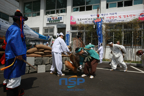 NSP통신-지난해 열린 행사에서 대리천 뚝쌓기를 재현하고 있다. (북구청 제공)