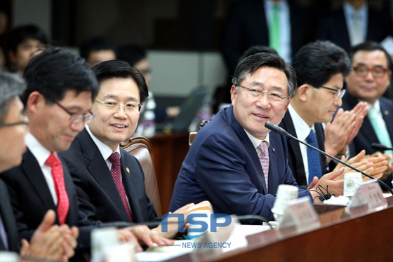 NSP통신-왼쪽에서 세번째부터 김덕중 국세청장, 김기문 중기중앙회장, 송재희 중기중앙회 상근부회장. (중소기업중앙회 제공)