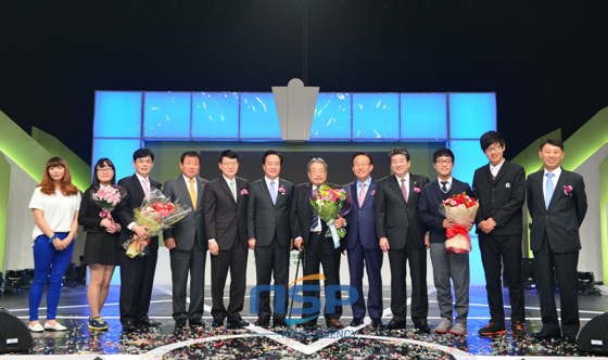 NSP통신-김관용 경북도지사(오른쪽에서 다섯 번째)와 수상자들이 무대 위에서 기념 사진을 찍고 있다. (경상북도 제공)