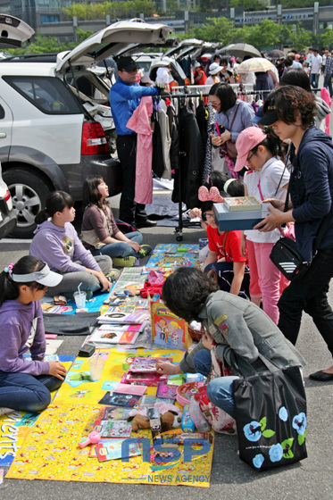 NSP통신-카부츠 벼룩시장- 병아리떼 쫑쫑쫑에서 어린이들이 직접 물품을 판매하고 있다. (신세계 센텀시티 제공)