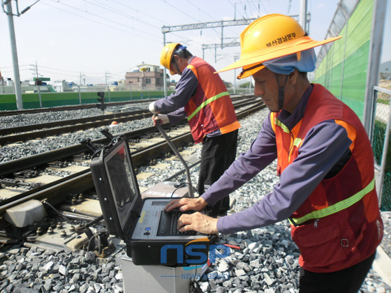 NSP통신-코레일 전기처 직원이 선로전환기를 점검하고 있다. (코레일 부산경남본부 제공)