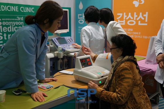 NSP통신-한 부스에서 참가자의 혈압을 체크해 주고 있다. (오혜원 기자)