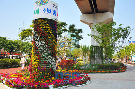 NSP통신-2013 사상 신바람 봄꽃축제 꽃기둥이 시민들을 맞이하고 있다. (사상구 제공)