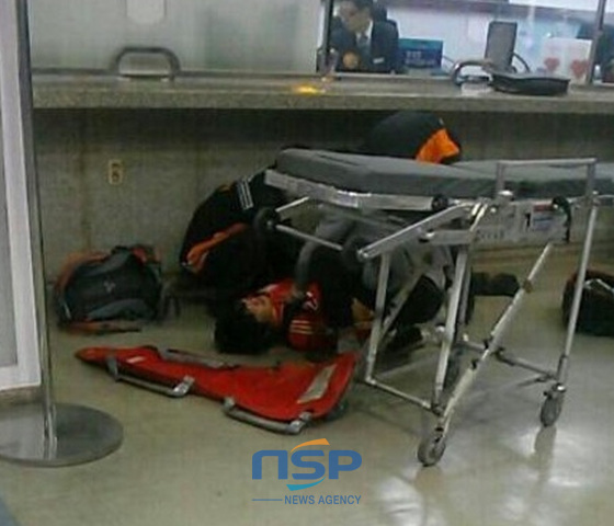 NSP통신-지난 5일 동대구역에서 자해소동을 일으킨 남성이 쓰러져 응급처치를 받고 있다.