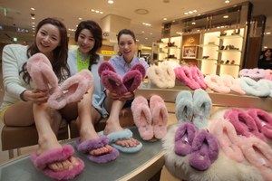 [NSP PHOTO]신세계백화점, 한여름에도 어그 양털플러프…발의 땀 흡습 보송보송
