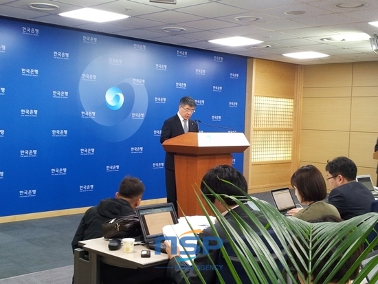 NSP통신-김중수 한국은행 총재가 기준금리 인하 이유를 설명하고 있다.