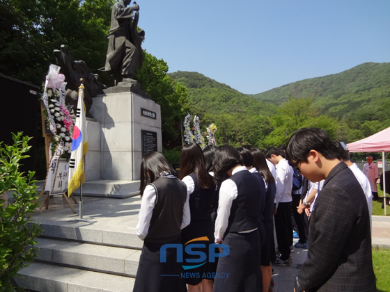 NSP통신-13일 진구 초읍 어린이대공원에서 열린 박재혁 의사 추모식에서 학생들이 묵념을 하고 있다. (부산지방보훈청 제공)