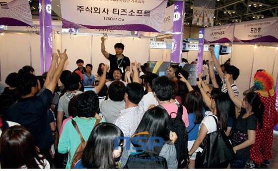 NSP통신-지난 2012년 부산 아이티 엑스포에 참가한 티즈소프트의 부스에 관람객들이 붐비고 있다. (티즈소프트 제공)