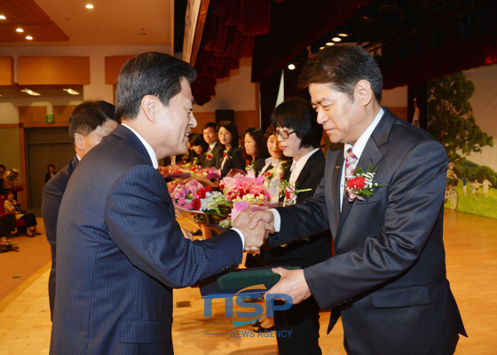 NSP통신-허남식 부산시장이 모범 교원으로 뽑힌 교사들에게 상을 수여하고 있다. (부산교육청 제공)