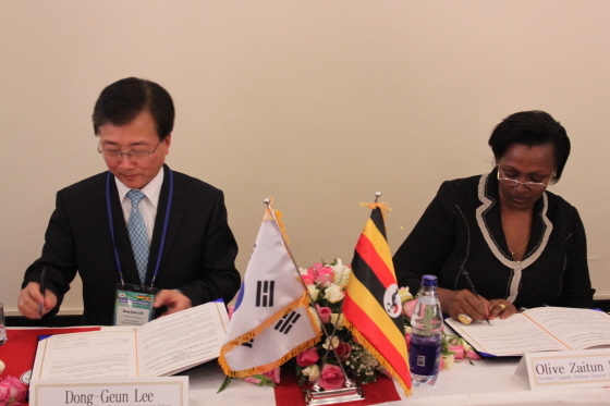 NSP통신-대한상의-우간다상의 MOU : 이동근 대한상의 상근부회장(왼쪽)과 올리베 자이튼 키공고(Olive Zaitun Kigongo) 우간다상의 회장이 협약서에 서명을 하고 있다.