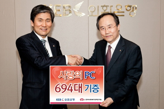 -지난 16일 외환은행 본점에서 개최된 ‘사랑의 PC보내기 운동’ 기증식에서 공웅식 외환은행 IT 본부장(사진 오른쪽)과 김종인 한국사회복지정책연구원장(사진 왼쪽)이 악수를 나누며 
