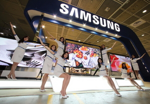 [NSP PHOTO]삼성전자, WIS2013서 국내 처음 꿈의 화질 커브드 OLED TV 전시