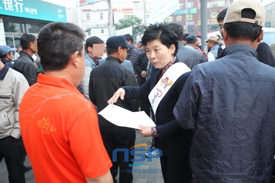 NSP통신-오순명 금감원 금융소비자보호처장이 23일 새벽 남구로역 새벽 인력시장을 방문해 금융소비자보호 상담 홍보물을 배부 하고 있다.