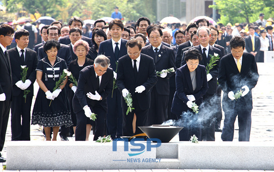 NSP통신-(제일 앞 왼쪽부터)문재인, 이해찬, 한명숙, 문성근 이사가 노무현 전 대통령 묘역에서 헌화하고 있다. (김해시 제공)