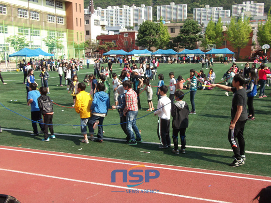 NSP통신-제9회 북구청소년 문화축제에서 청소년들이 놀이마당의 하나인 단체줄넘기를 하고 있다. (북구청 제공)