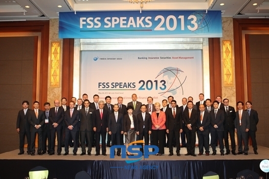 NSP통신-금감원 FSS SPEAKS 2013에 참석한 발제자들과 관계자들이 기념사진을 찍고있다.