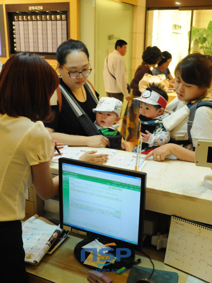 NSP통신-여름학기 문화센터 모집이 한창인 가운데 롯데백화점 부산본점 MB1층 문화센터에서 고객이 아이와 함께 할 수 있는 강좌에 대한 상담을 받고 있다. (롯데백화점 부산본점 제공)