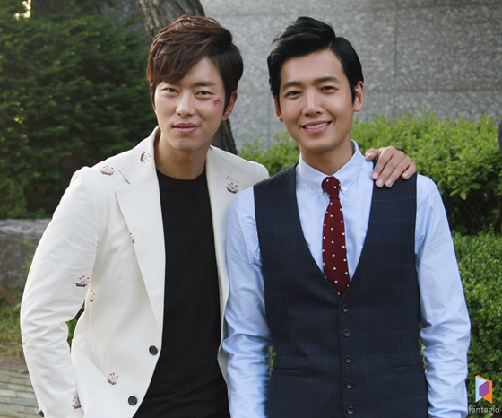 [NSP PHOTO]무정도시 정경호-윤현민, 두 상남자 브로맨스에 여심 콩닥콩닥